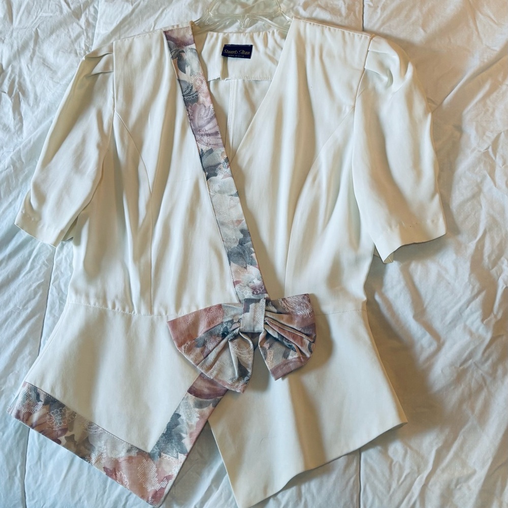 Vintage 90’s shirt with Floral Accents - Picture 7 of 15